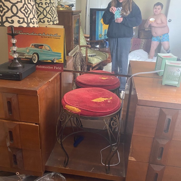 Vintage vanity with mirror and chair - Picture 3 of 3